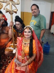 अभिनेता बिंदु दारा सिंह और सोनम तिवारी के साथ अयोध्या प्रेस क्लब के अध्यक्ष महेंद्र त्रिपाठी